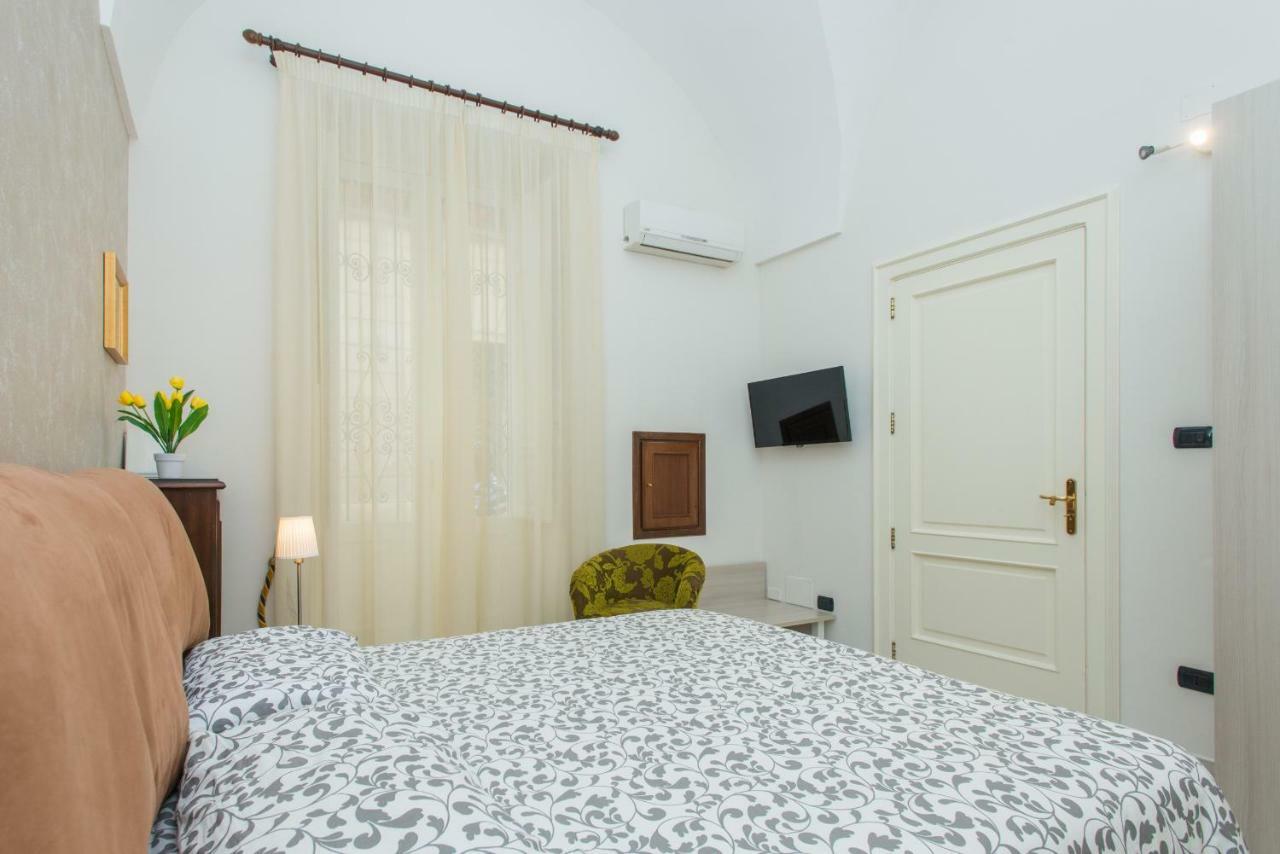 Il Garbino Suite And Apartment Lecce Exteriör bild